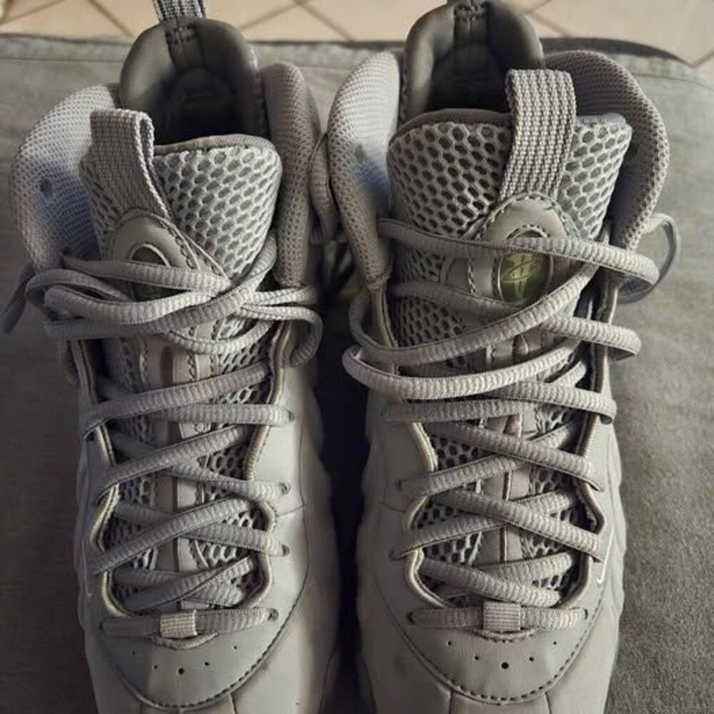 Nike air foamposite men's shoes, size 5